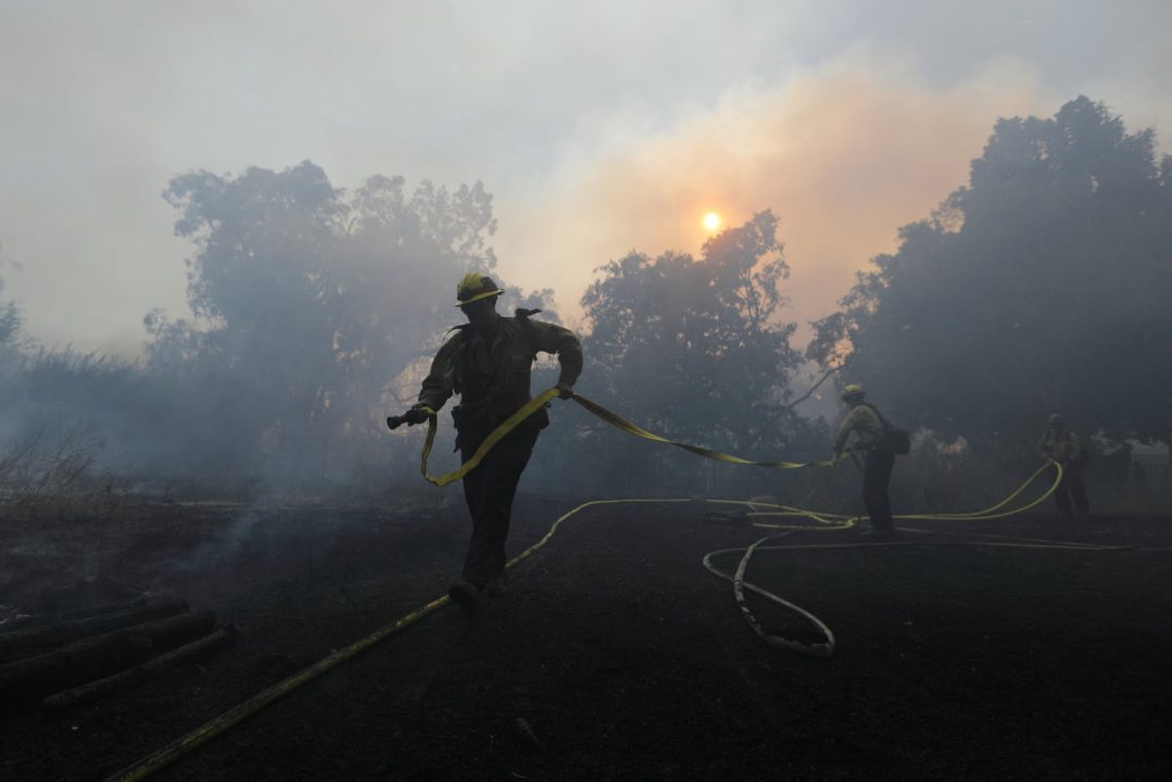 découvrez les dernières nouvelles et les événements tragiques concernant l'incendie d'une maison à los angeles. restez informé sur les efforts de sauvetage, les conséquences pour les résidents et les mesures de sécurité à prendre lors d'incendies en milieu urbain.