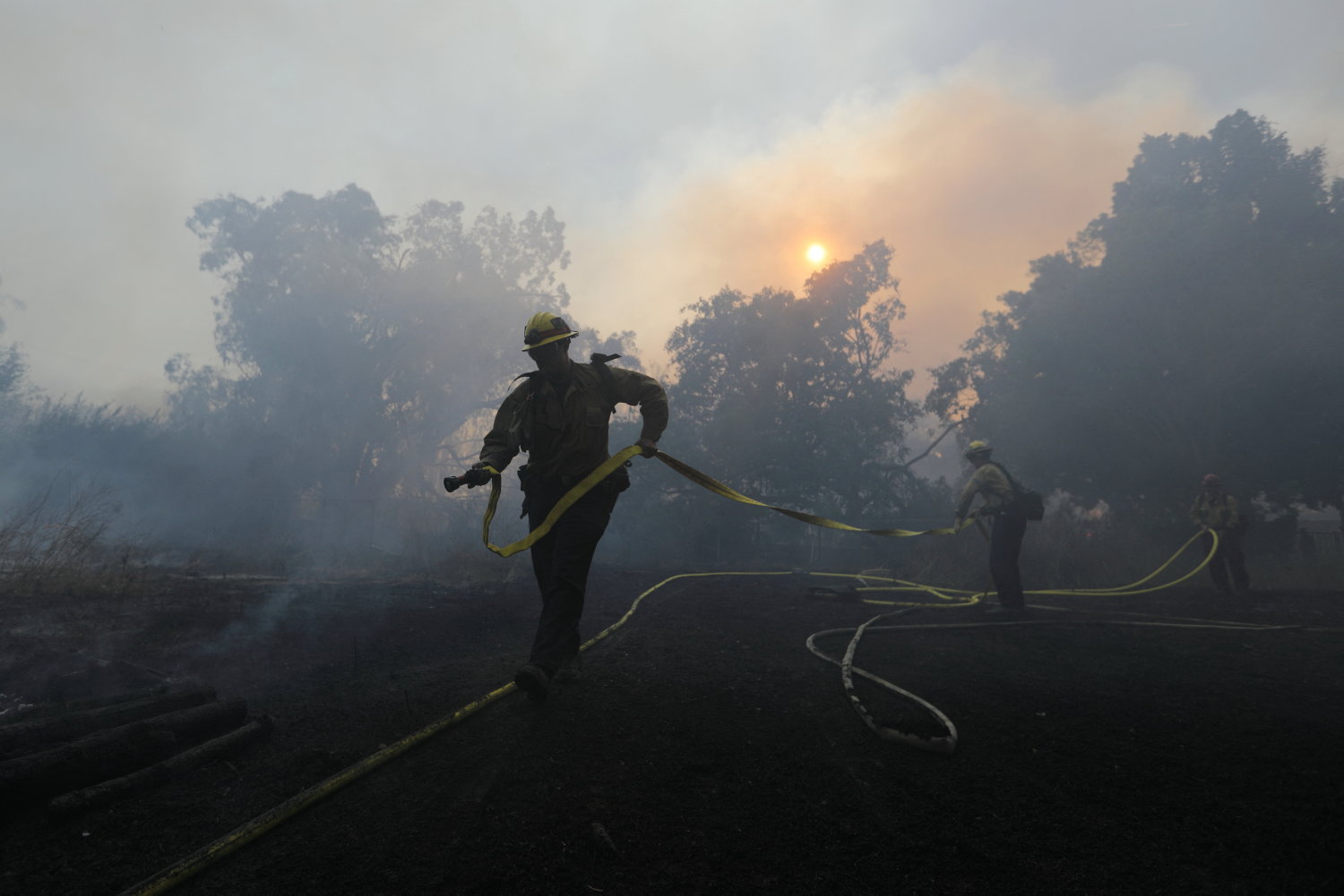 découvrez les dernières nouvelles et les événements tragiques concernant l'incendie d'une maison à los angeles. restez informé sur les efforts de sauvetage, les conséquences pour les résidents et les mesures de sécurité à prendre lors d'incendies en milieu urbain.