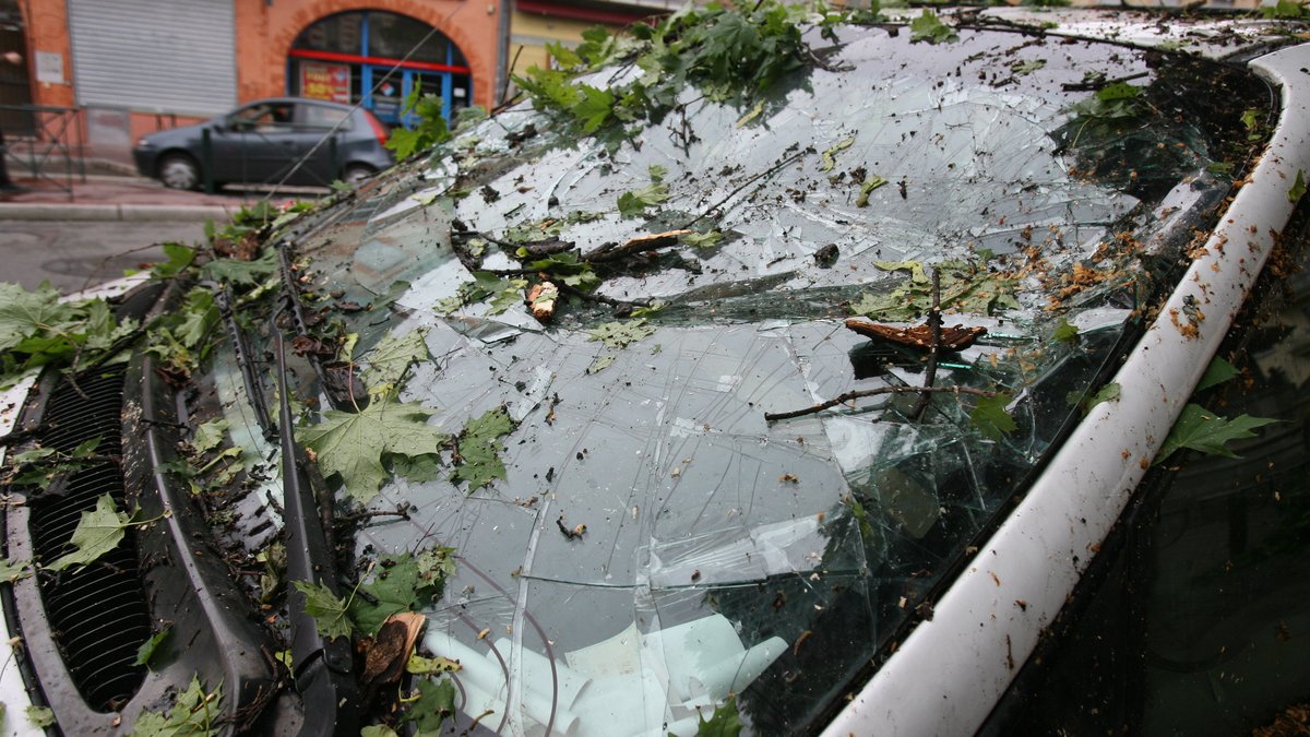 découvrez pourquoi les assurances auto et habitation connaissent une hausse en 2026, principalement due aux impacts croissants des aléas climatiques et comment vous protéger efficacement.