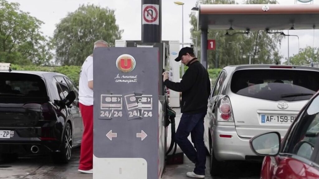 découvrez pourquoi le prix de l'essence atteint son niveau le plus bas en trois ans, une accalmie temporaire avant une nouvelle hausse prévue. restez informé des tendances des prix du carburant.