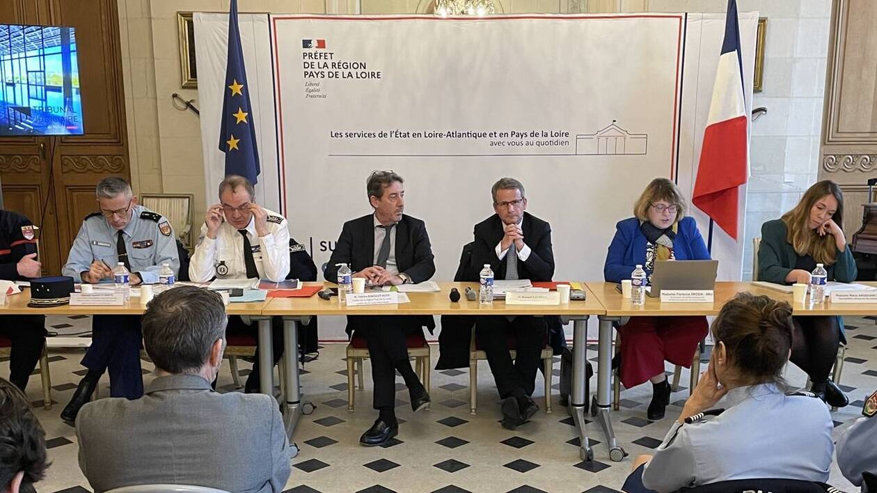 en loire-atlantique, la décrue des eaux révèle une mystérieuse ligne noire, suscitant curiosité et questions parmi les habitants et les experts locaux.