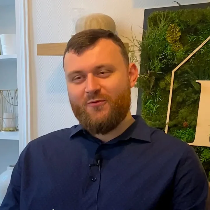 découvrez comment négocier efficacement avec votre banquier sur les agios, la carte bancaire et les prêts pour optimiser vos finances personnelles.