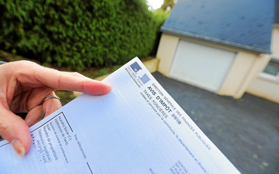 la ville confirme le maintien des impôts malgré l'opposition, suscitant débats et réactions parmi les citoyens et les responsables locaux.