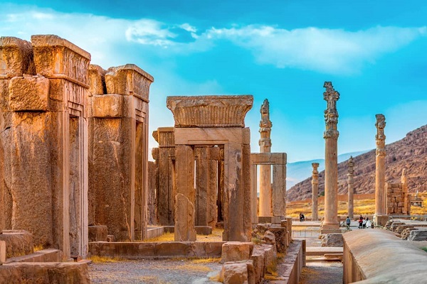 découvrez comment l'économie iranienne fait face à des défis majeurs entre guerre, blocus et inflation croissante, impactant la vie quotidienne et les perspectives du pays.